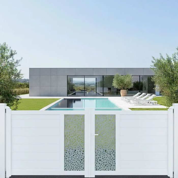 Portail aluminium BARBUDA blanc devant une maison d'architecte