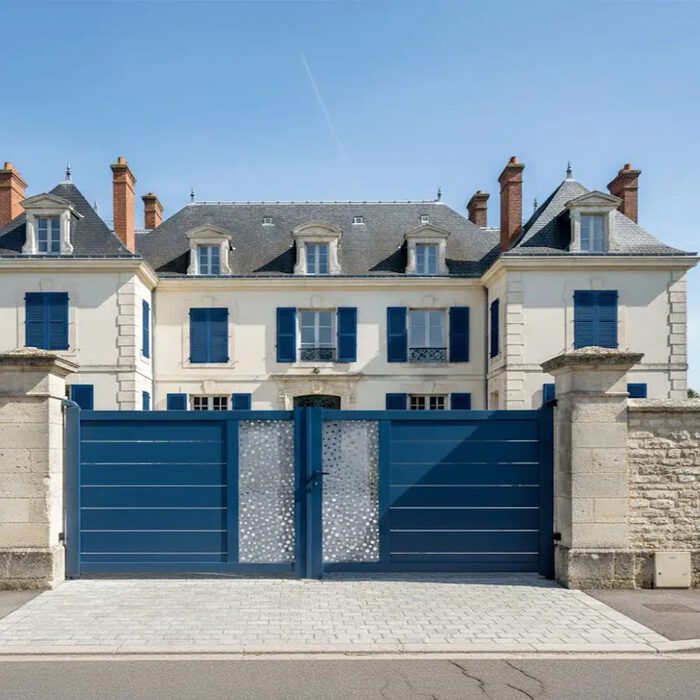 Portail aluminium BARBUDA bleu devant une maison de ville