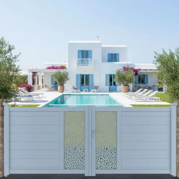 Portail aluminium BARBUDA bleu clair devant une villa avec piscine