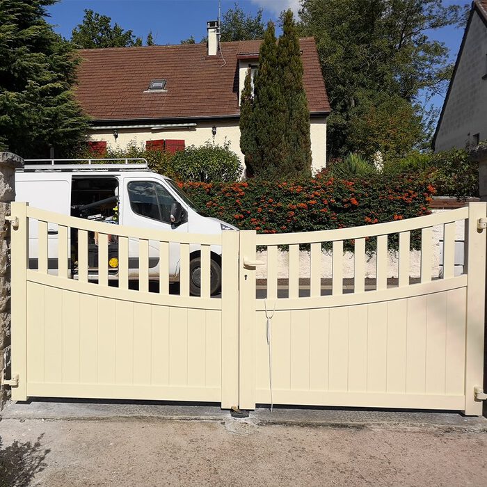 Portail aluminium BEN ivoire devant une maison de campagne