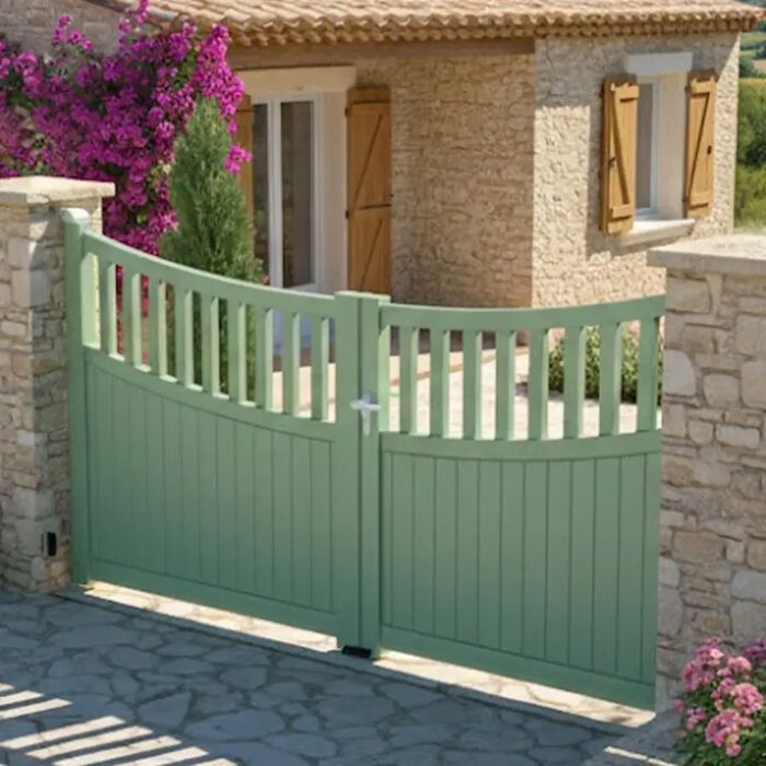 Portail aluminium BEN vert gris devant une maison provençale