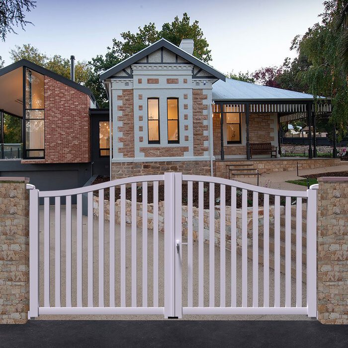 Portail aluminium BERI gris lilas devant une maison ancienne