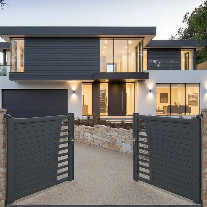 Portail aluminium BIKI gris anthracite devant une maison contemporaine