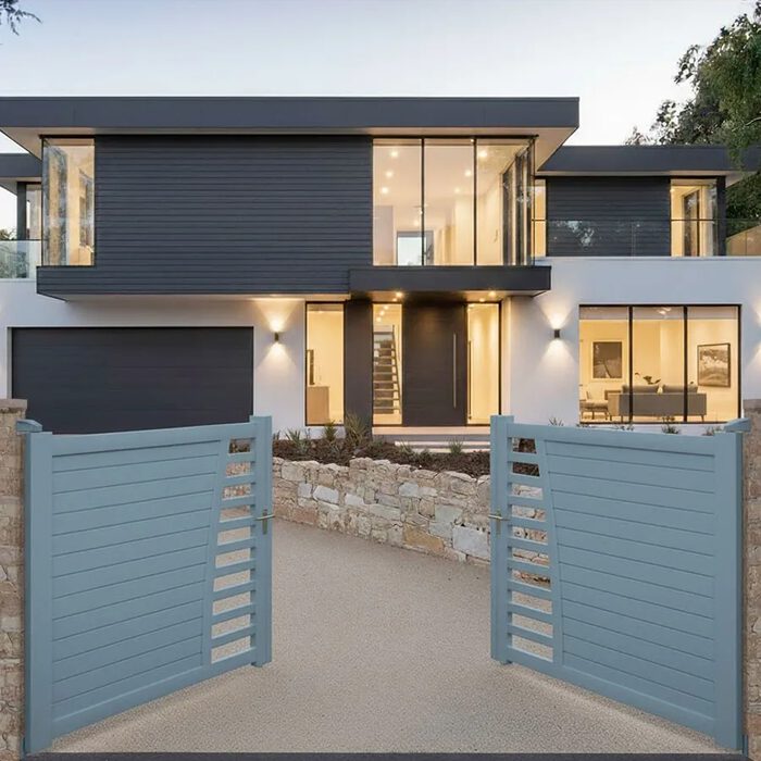 Portail aluminium BIKI bleu gris devant une maison moderne