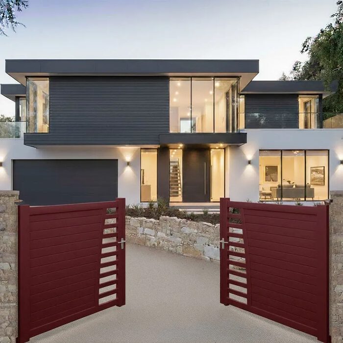Portail aluminium BIKI bordeaux devant une maison contemporaine
