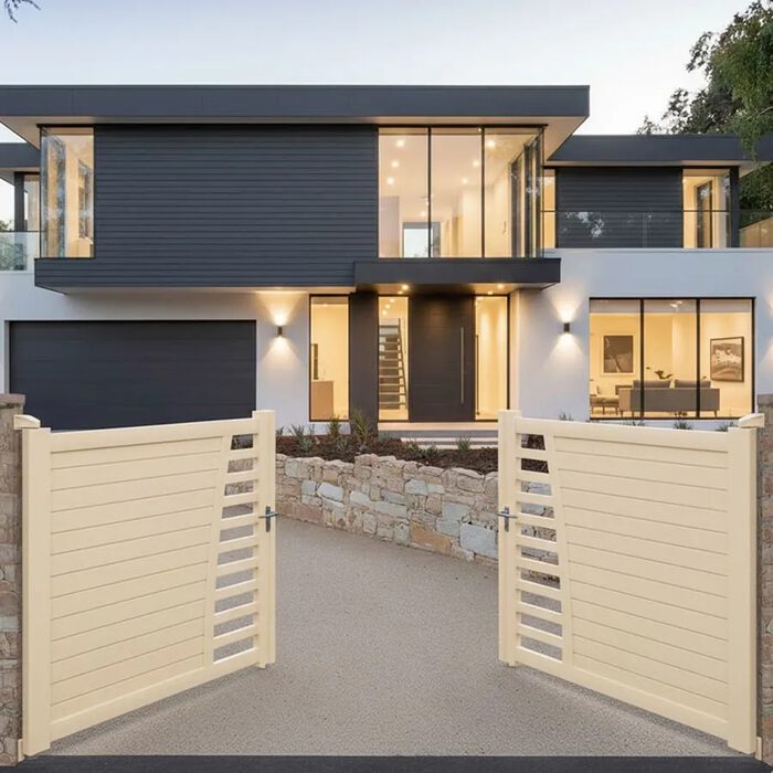 Portail aluminium BIKI ivoire devant une maison d'architecte