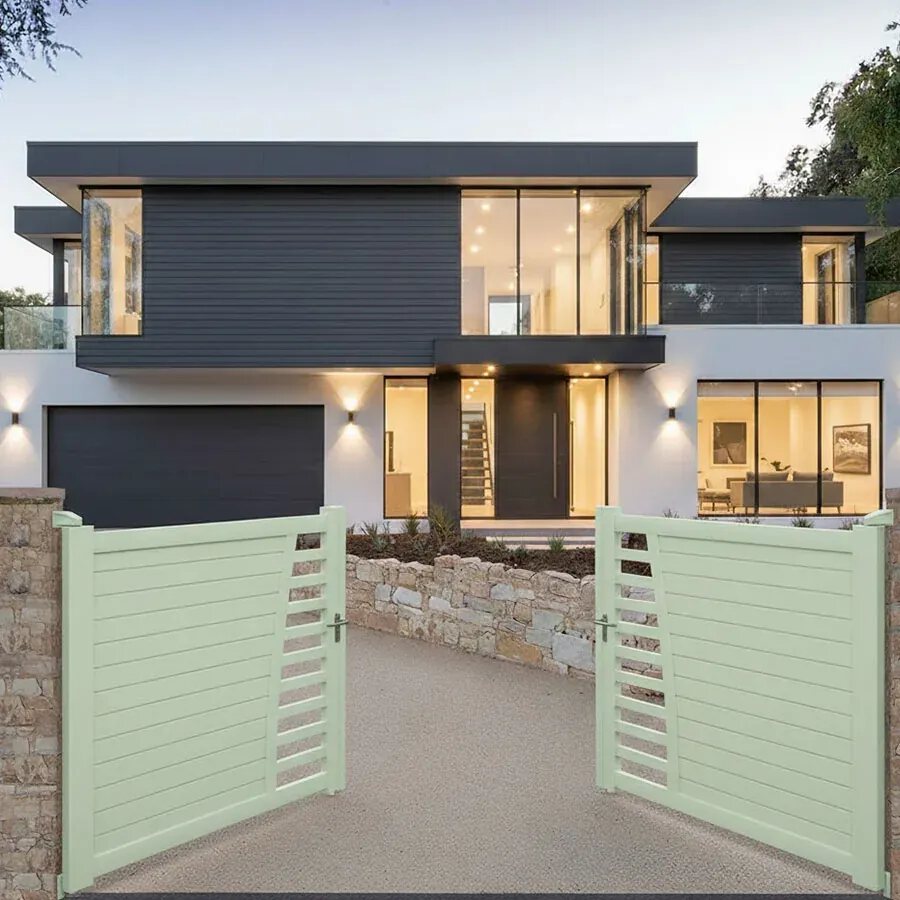 Portail aluminium BIKI blanc, les deux vantaux ouverts devant une maison d'architecte