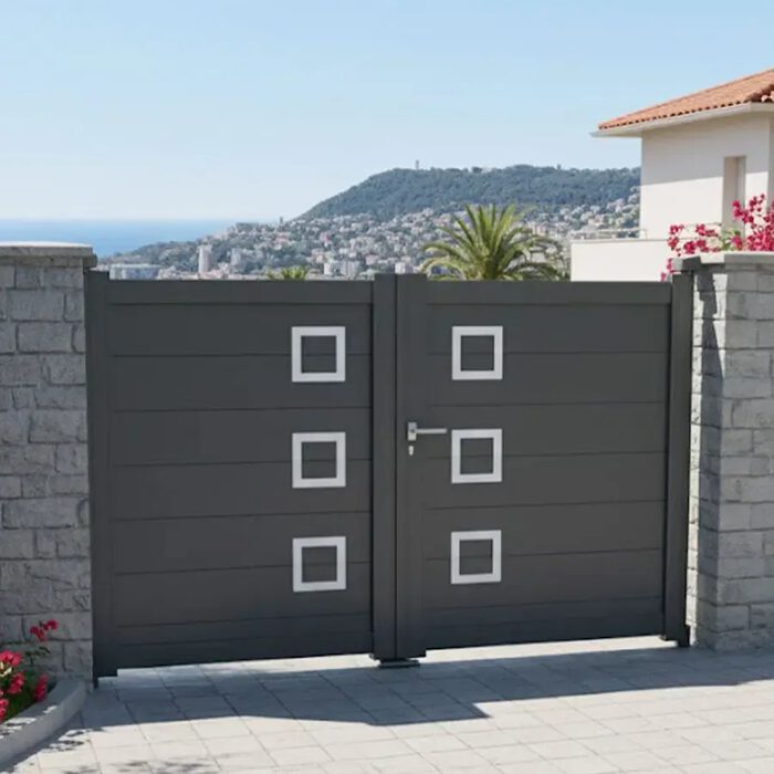 Portail aluminium CLAVER gris anthracite devant une villa méditerranéenne