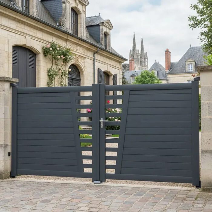 Portail aluminium COLN gris anthracite devant une demeure classique
