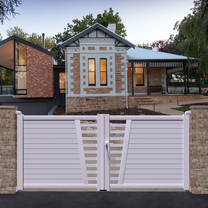 Portail aluminium COLN gris lilas devant une maison ancienne