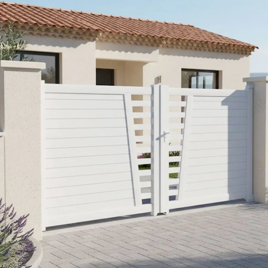 Portail aluminium COLN blanc entre deux murs, devant une maison contemporaine