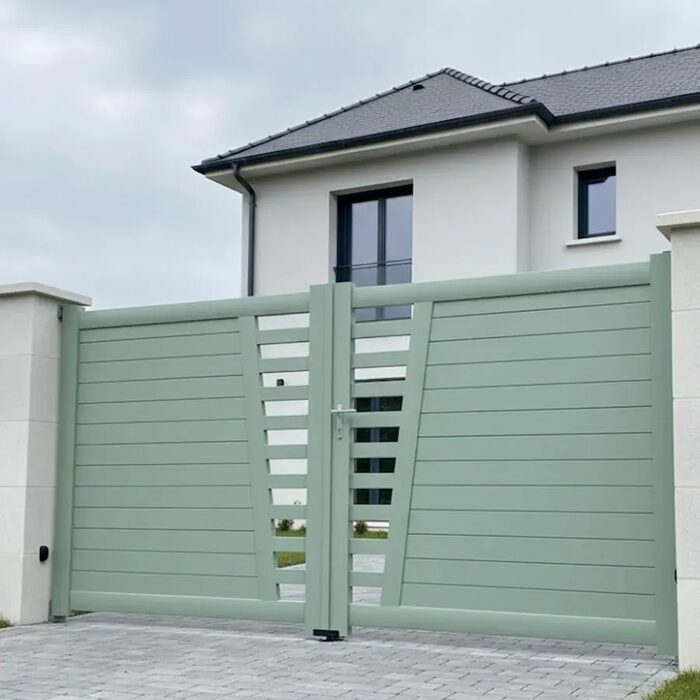 Portail aluminium COLN vert d'eau devant une maison blanche