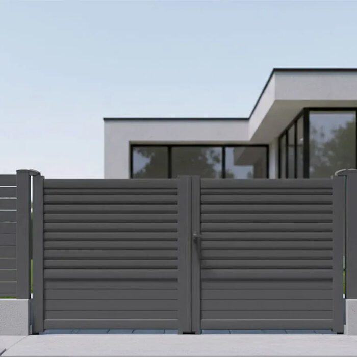 Portail aluminium DAD gris anthracite devant une maison contemporaine