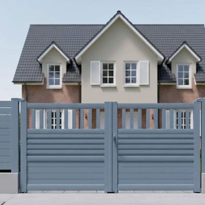 Portail aluminium DAD bleu gris devant une maison à lucarnes