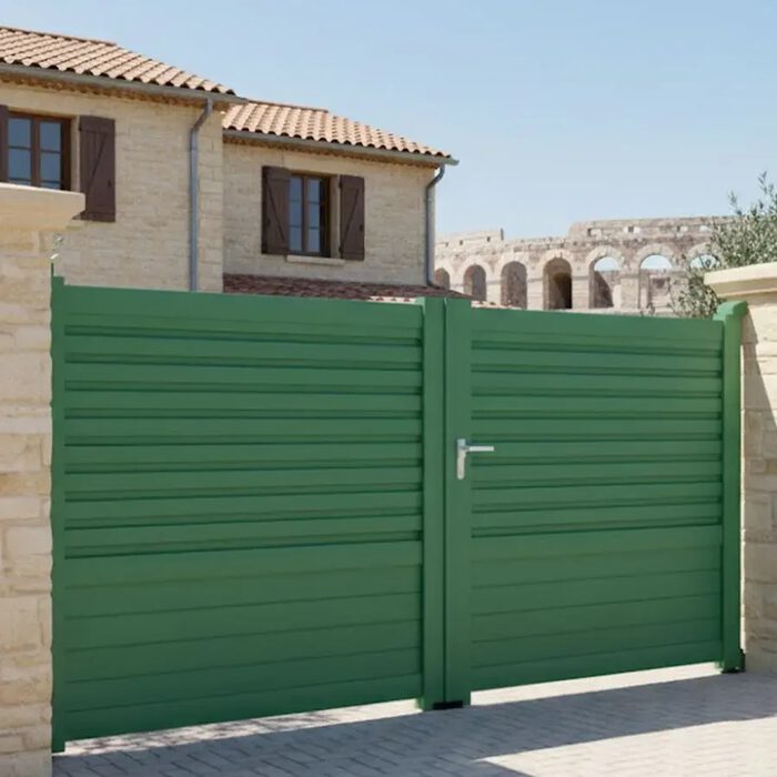 Portail aluminium DAD vert devant une maison du sud