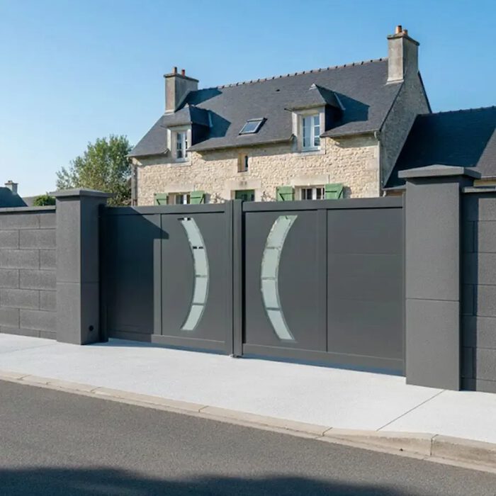 Portail aluminium DALL gris anthracite devant une longère