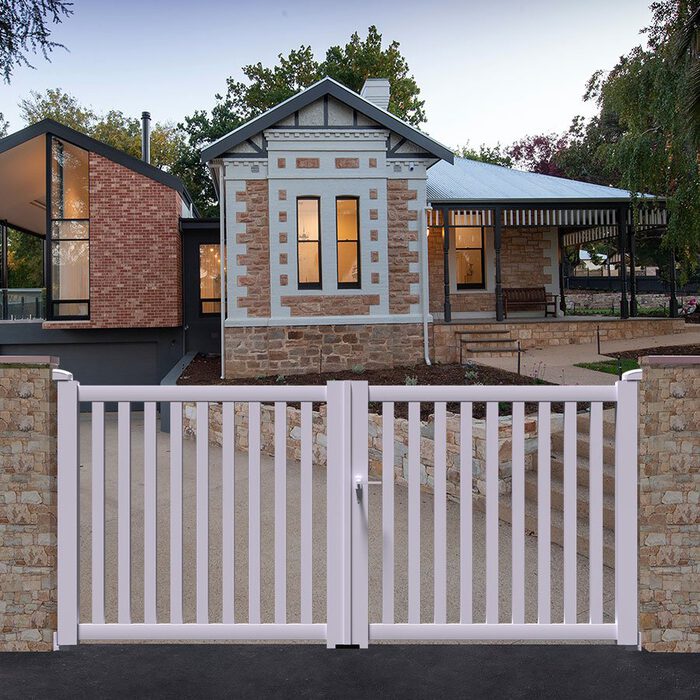 Portail aluminium DEN gris lilas devant une maison ancienne