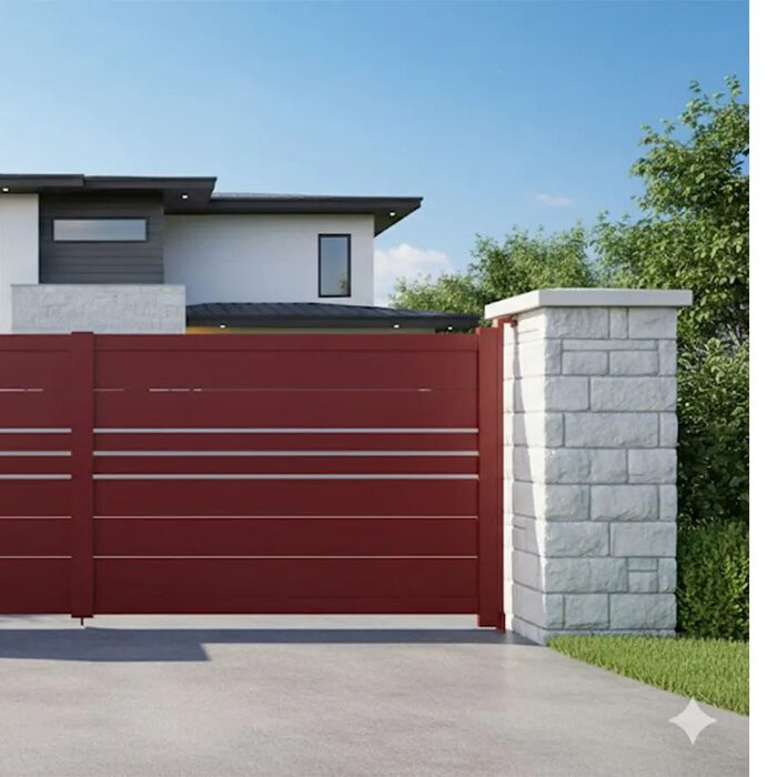 Portail aluminium DEVON bordeaux devant une maison contemporaine
