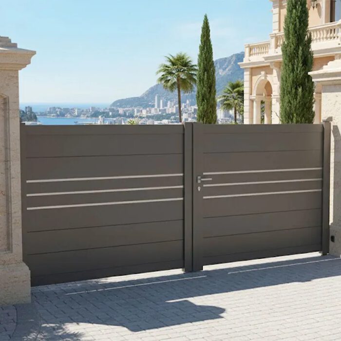 Portail aluminium DEVON taupe face à la mer