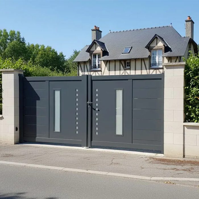 Portail aluminium DIOME gris anthracite devant une maison normande