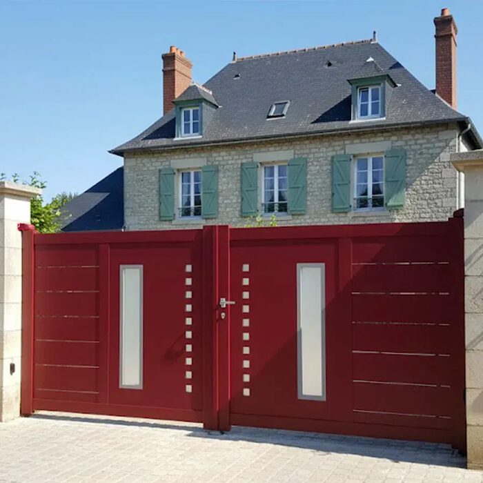 Portail aluminium DIOME bordeaux devant une maison en pierre