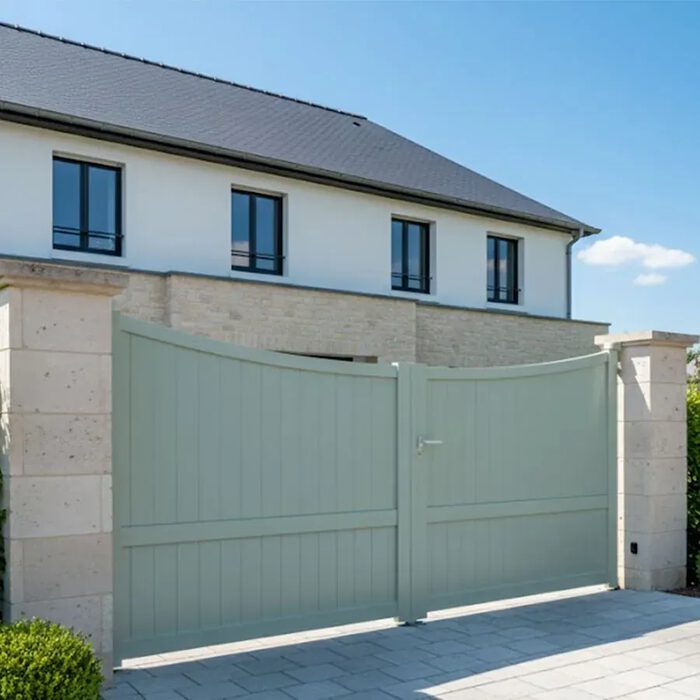 Portail aluminium GALAPE vert d'eau devant une maison blanche