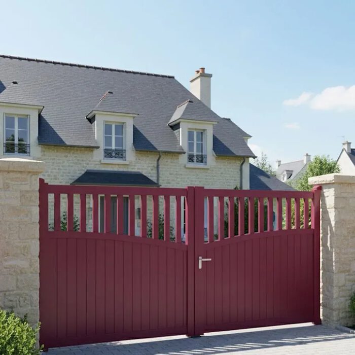 Portail aluminium GO bordeaux devant une maison bretonne