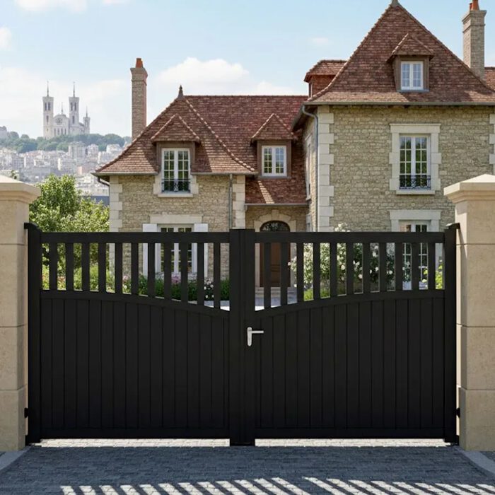 Portail aluminium GO noir devant une maison de caractère