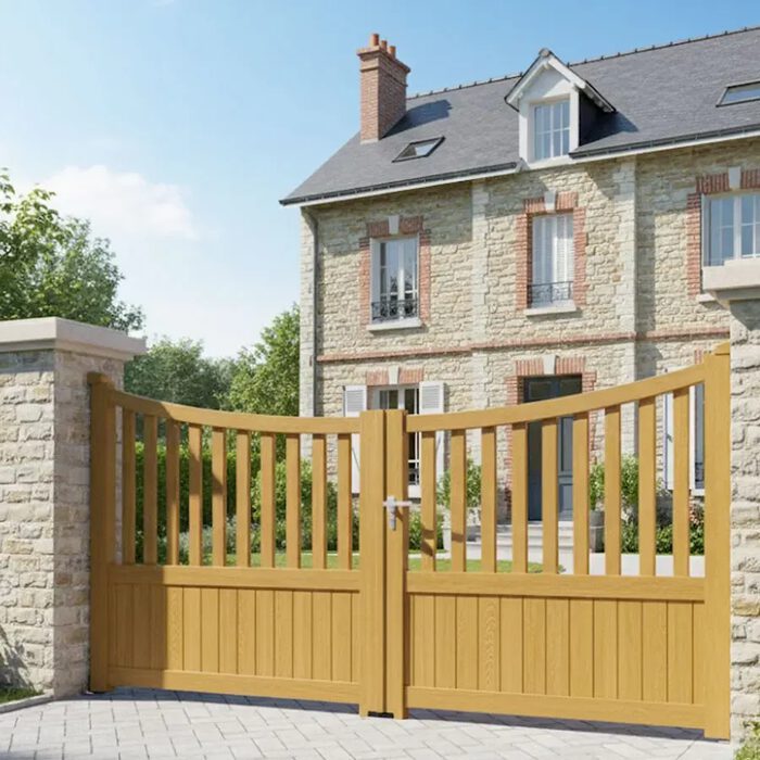 Portail aluminium ICO jaune devant une maison en pierre