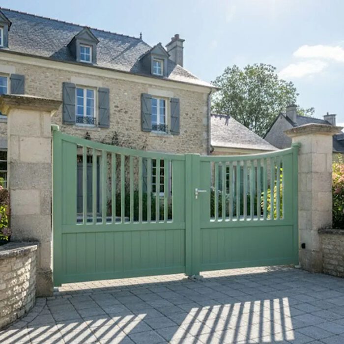 Portail aluminium ICO vert de gris devant une maison ancienne
