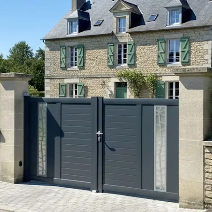 Portail aluminium JAM gris anthracite devant une maison en pierre