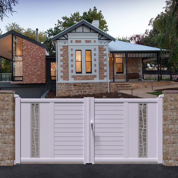 Portail aluminium JAM blanc devant une maison contemporaine