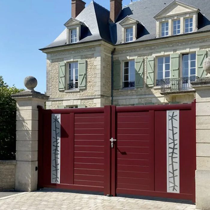 Portail aluminium JAM rouge devant une maison de maître