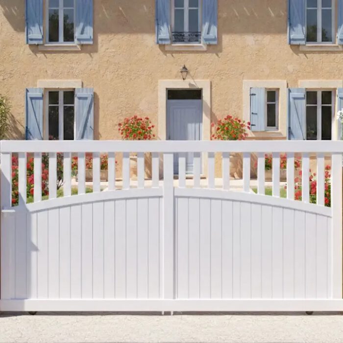 Portail aluminium KIMI blanc devant une maison de campagne