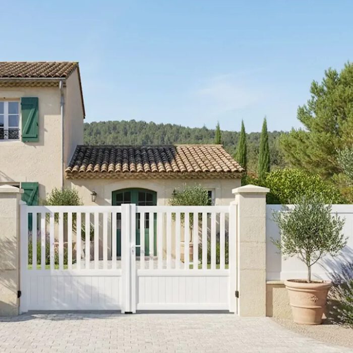 Portail aluminium KIN blanc devant une maison du sud