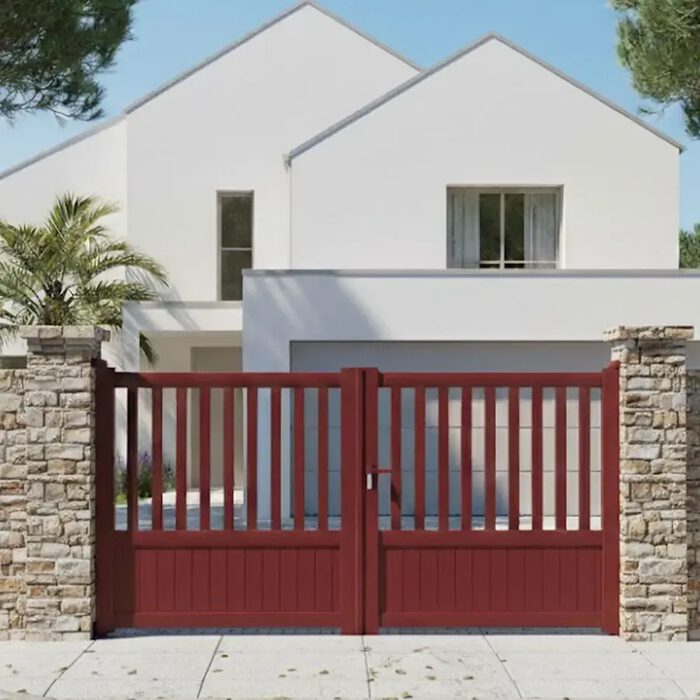 Portail aluminium KIN bordeaux devant une maison contemporaine
