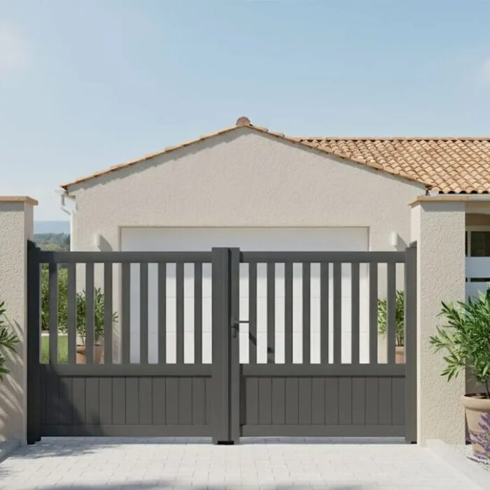 Portail aluminium KIN gris foncé devant une maison provençale