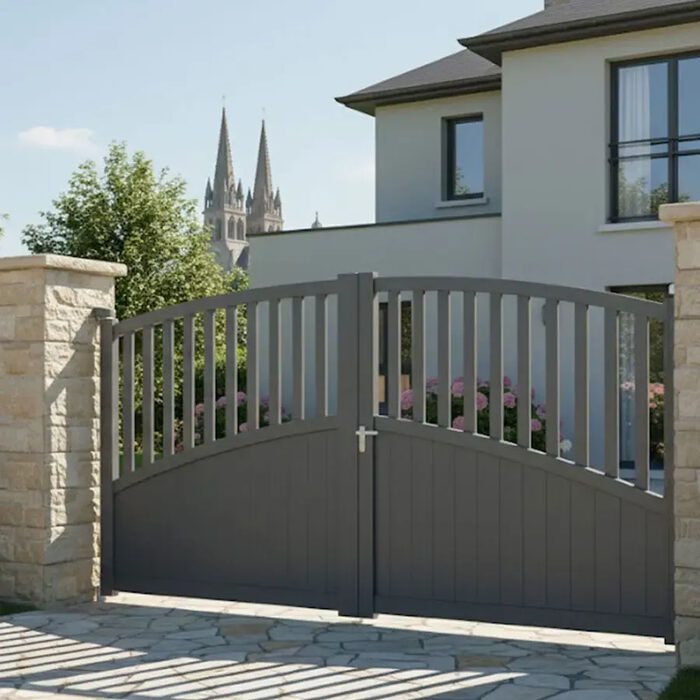 Portail aluminium LANZA gris anthracite entre deux piliers enduits