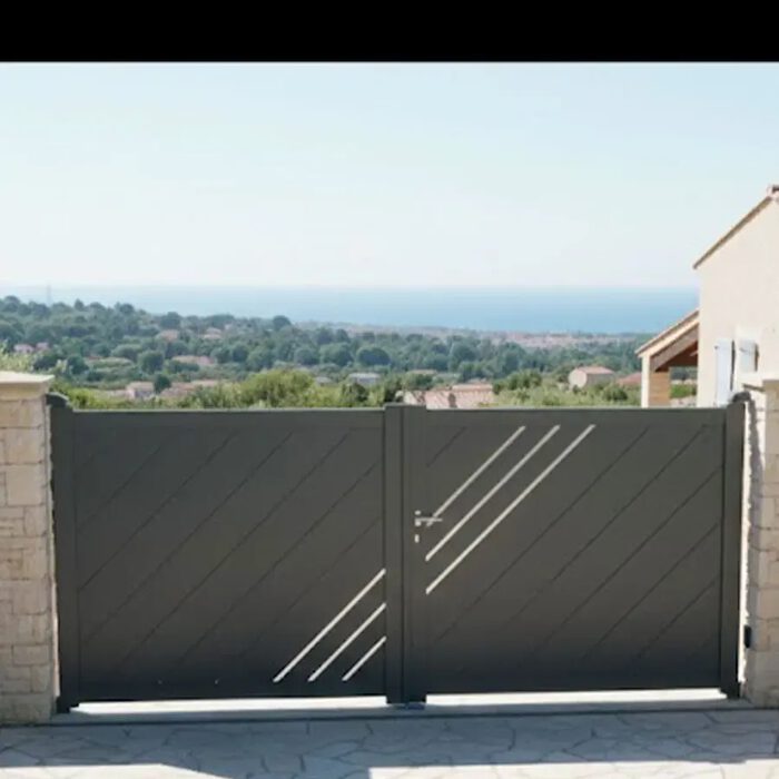 Portail aluminium LESM gris anthracite face à la mer