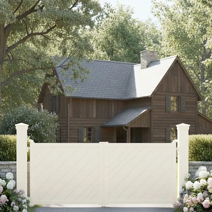 Portail aluminium LESM ivoire devant une maison en bois