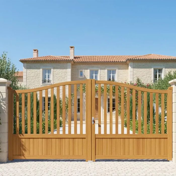 Portail aluminium LEV chêne doré devant une maison provençale