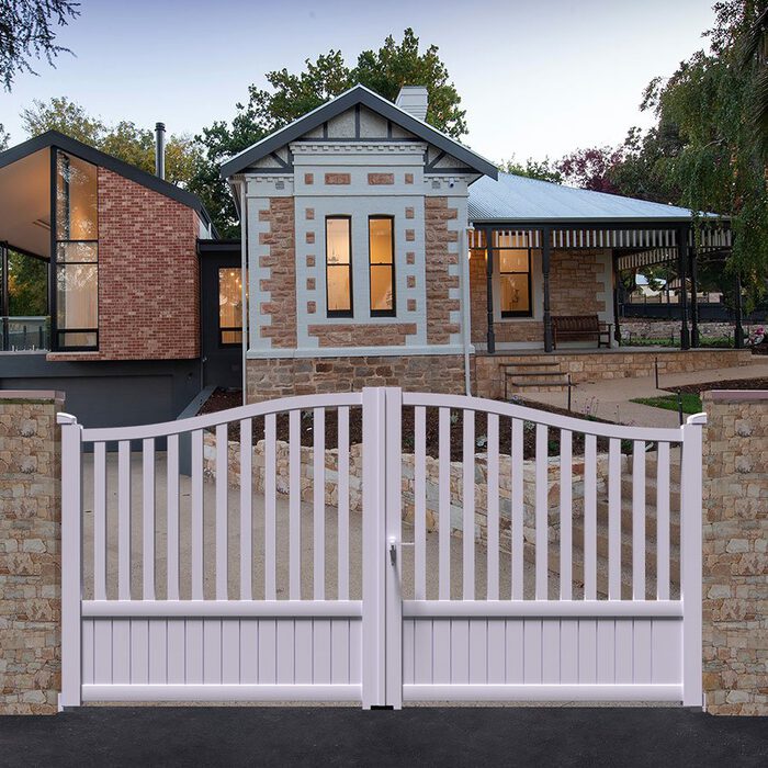 Portail aluminium LEV gris lilas devant une maison ancienne