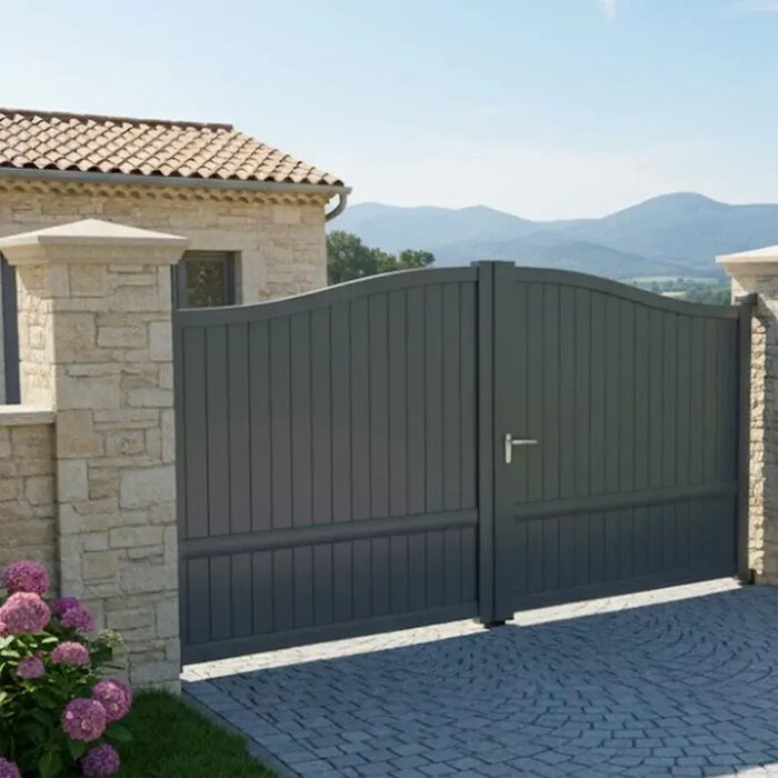 Portail aluminium MARA gris anthracite devant une maison en pierre