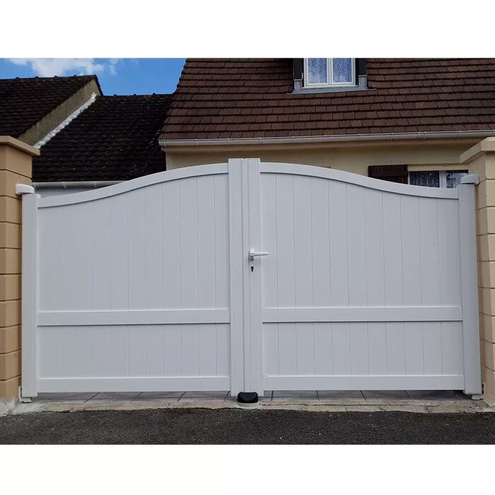 Portail aluminium MARA blanc cassé devant une maison à toit de tuiles