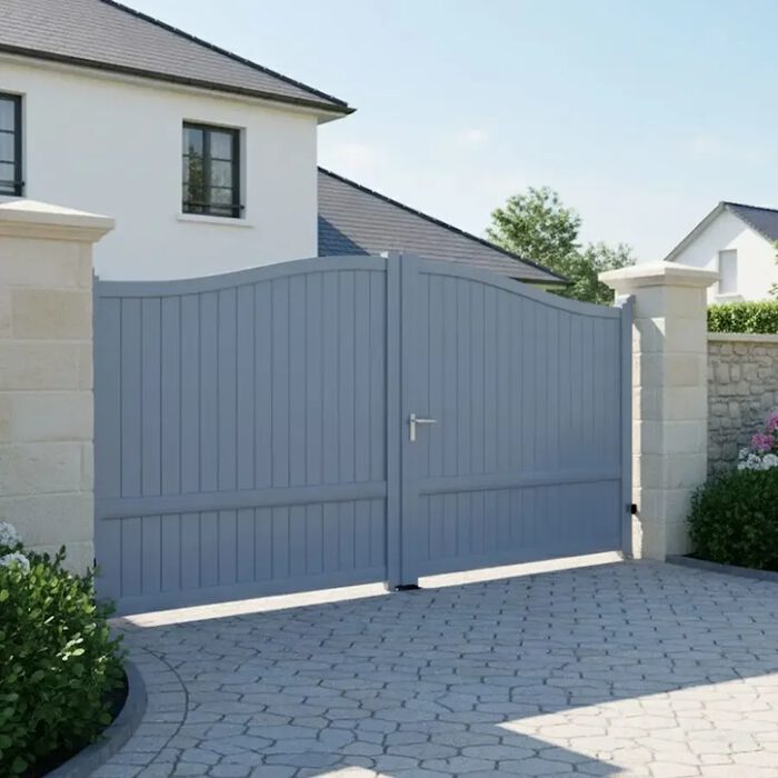 Portail aluminium MARA bleu gris devant une maison claire
