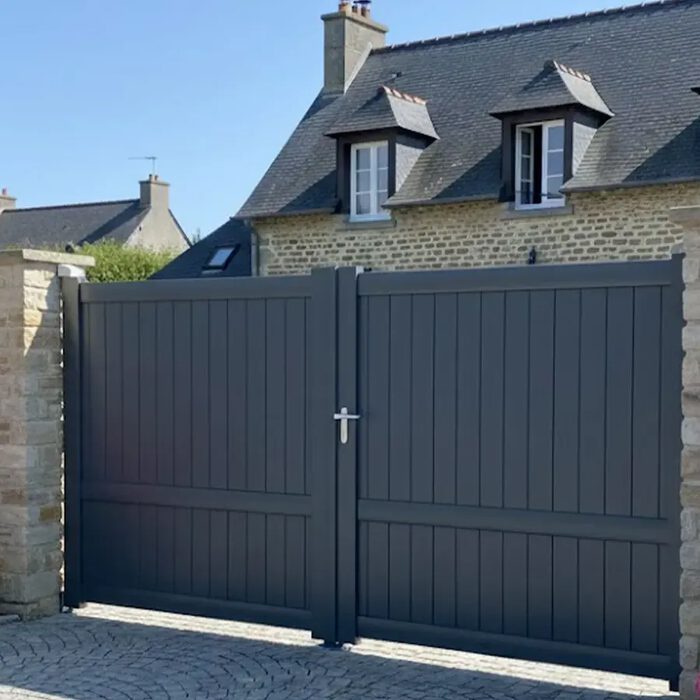 Portail aluminium MEL gris anthracite devant une maison bretonne