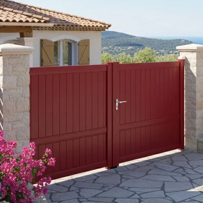 Portail aluminium MEL bordeaux devant une maison du sud