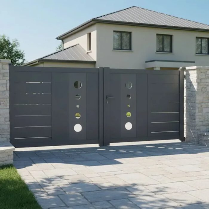 Portail aluminium MIL gris anthracite devant une maison contemporaine