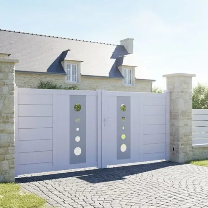 Portail aluminium MIL blanc entre deux piliers en pierre
