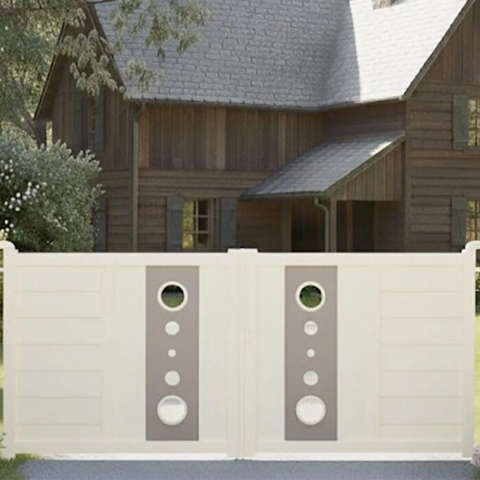 Portail aluminium MIL ivoire devant une maison en bois